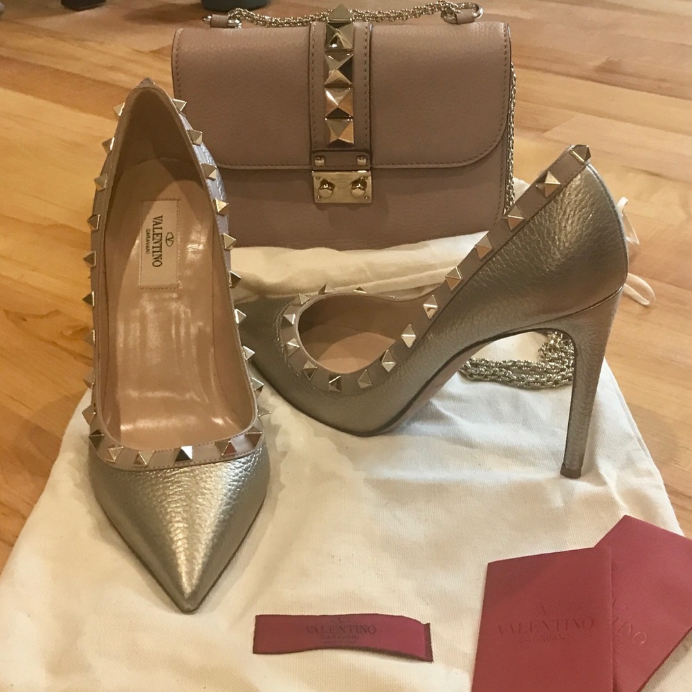 LIKE NEW Gold and Poudre Valentino Rockstud heels
